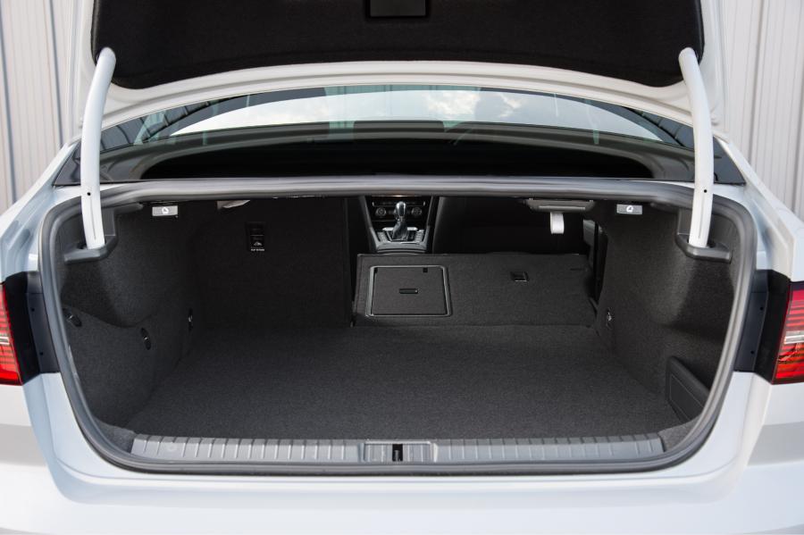 Схема Volkswagen Passat GTE 2016 года  (UK) (фото 16 из 34)